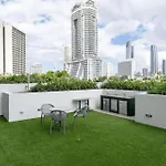 Couples Escape In Ruby Surfers Paradise - Coasthm