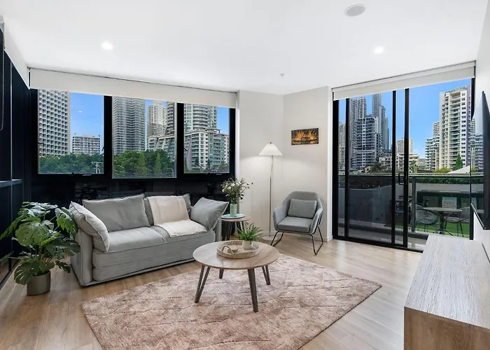 Couples Escape In Ruby Surfers Paradise - Coasthm