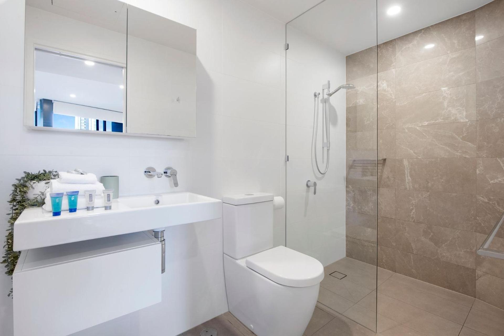 Apartment Couples Escape In Ruby Surfers Paradise - Coasthm Gold Coast