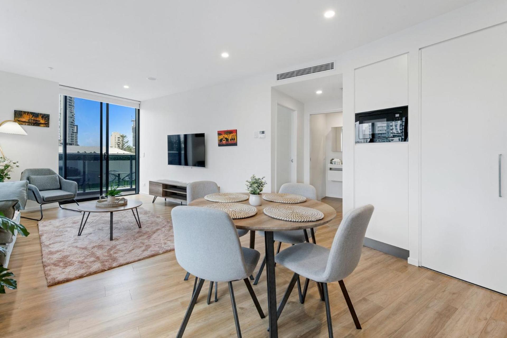 Couples Escape In Ruby Surfers Paradise - Coasthm