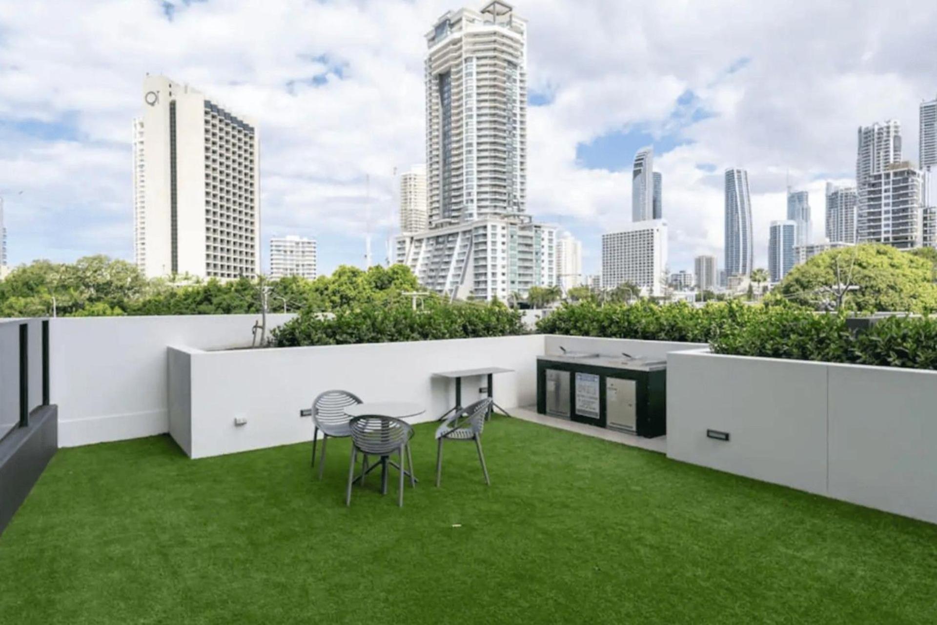 Couples Escape In Ruby Surfers Paradise - Coasthm Apartment *