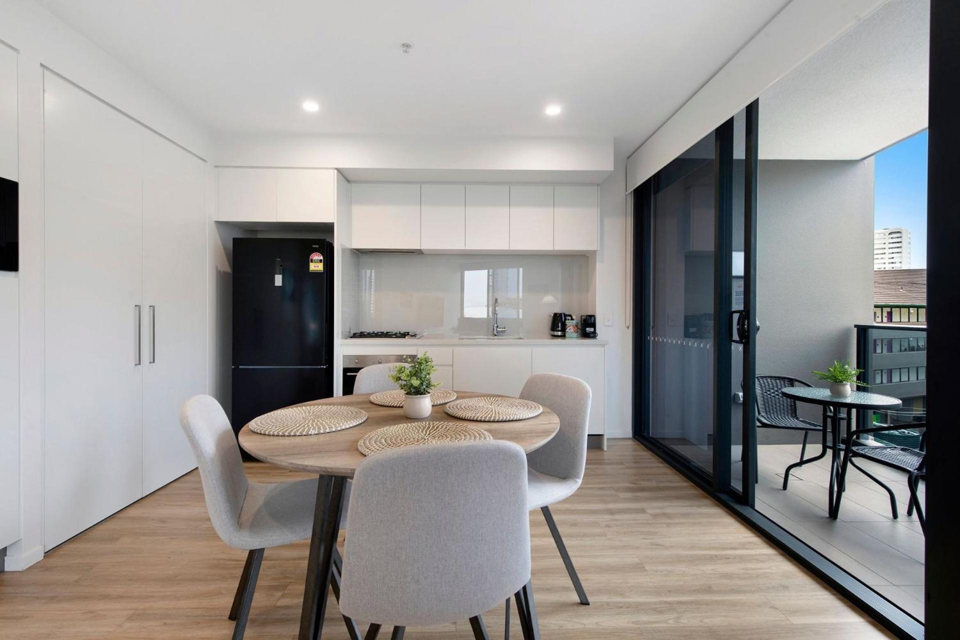 Couples Escape In Ruby Surfers Paradise - Coasthm *